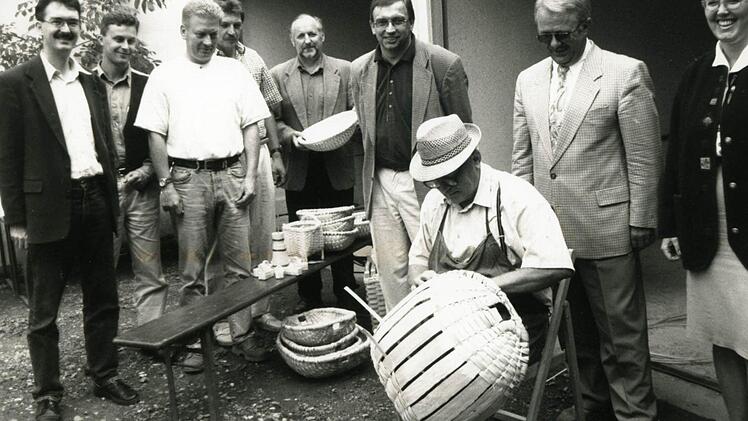 1996 bei einem Fest der Brauerei Schnupp: Damals war Dieter Schaar (Vierter von rechts) noch Gemeinderat. Zweiter von rechts der damalige Bürgermeister Hans Bär. Foto: Archiv/Kurt Dehler