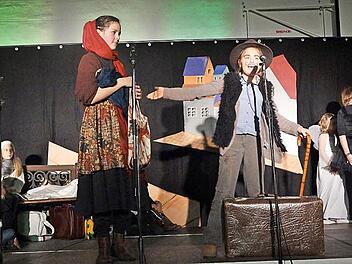 Um die beiden dreht sich die Weihnachtsgeschichte damals vor 2000 Jahren und auch heute noch: Maria, dargestellt von Rosana Gallella, und Josef, dargestellt von Lea Engelhardt.  Fotos: Johanna Eckert