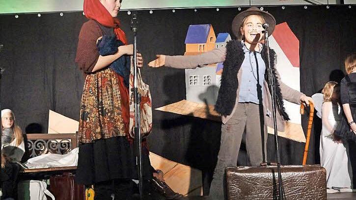 Um die beiden dreht sich die Weihnachtsgeschichte damals vor 2000 Jahren und auch heute noch: Maria, dargestellt von Rosana Gallella, und Josef, dargestellt von Lea Engelhardt.  Fotos: Johanna Eckert