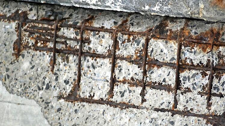 Rost setzt dem Stahl im Beton zu, das Bauwerk fängt an zu bröckeln.