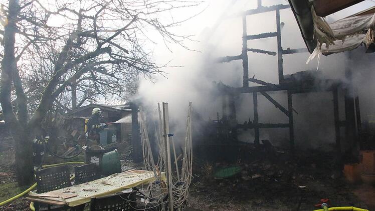Ein Scheunenbrand in Sonnefeld machte am Sonntag einen Feuerwehr-Großeinsatz notwendig.Foto: Michael Stelzner