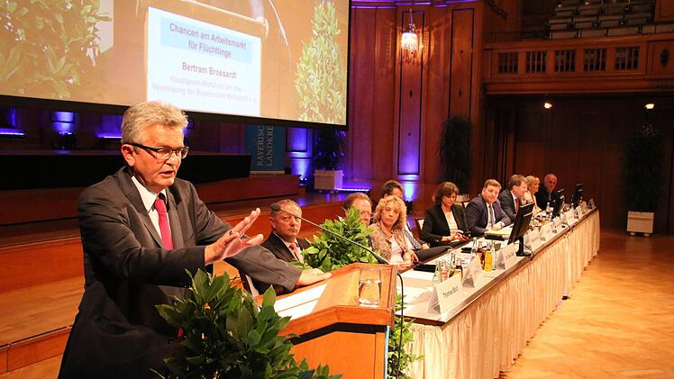 Bertram Brossardt (links), Hauptgeschäftsführer der Vereinigung der Bayerischen Wirtschaft (vbw), betonte in seiner Rede, dass nur zehn Prozent der Flüchtlinge kurzfristig Arbeit finden. Fotos: Ralf Ruppert