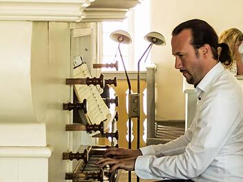 Matthias Grünert, Kantor der Frauenkirche Dresden, gastierte zum Auftakt seiner fränkisch-thüringischen Orgelfahrt in der Schlosskirche Ahorn. Foto: Jochen Berger