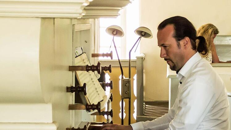 Matthias Grünert, Kantor der Frauenkirche Dresden, gastierte zum Auftakt seiner fränkisch-thüringischen Orgelfahrt in der Schlosskirche Ahorn. Foto: Jochen Berger
