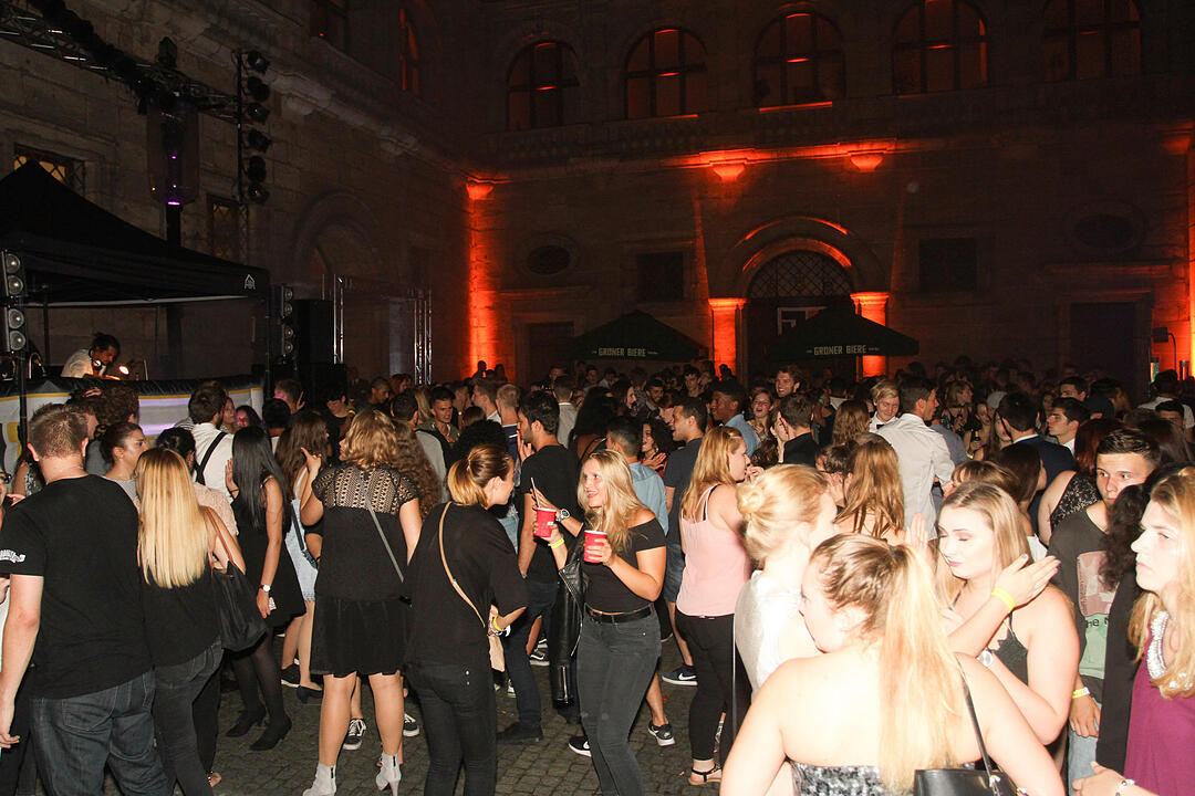 Jeden Partygast mit Handschlag begrŸ§t - NŸrnbergs OberbŸrgermeister hatte zum Rathausclubbing geladen