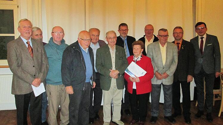Ortsvorsitzender Norbert Knobel (links), Bürgermeister Armin Warmuth und VdK-Kreisvorsitzender Engelbert Roith (von rechts) dankten den langjährigen Mitgliedern mit Treuezeichen (von links) Georg Heim, Werner Reinhard, Rudolf Brust, Josef Stadler, Wilhelm Koch, Edgar Desch, Amanda Nöth, Alex Brandenstein und Rudolf Beck.  Foto: Winfried Ehling
