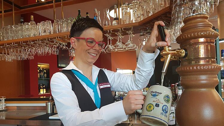 Katrin Kohns zapft ein Bier aus dem Fass. Die Bar des Kurhotels hat 43 Sorten im Angebot. Fotos: Tobias Kindermann