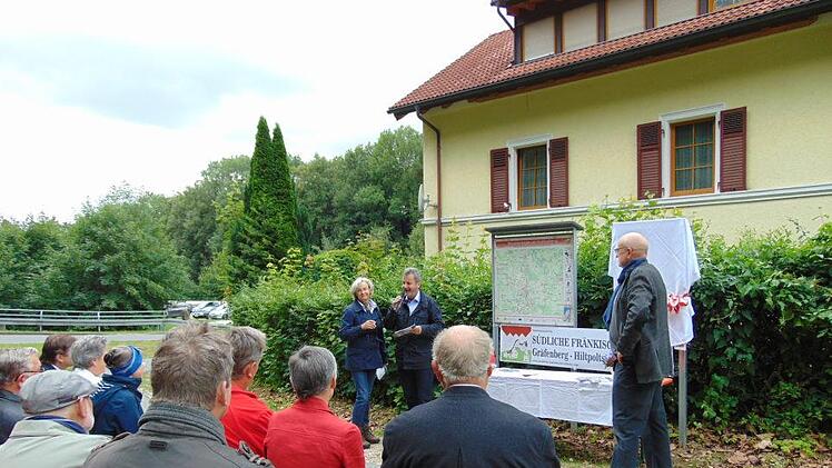 Regine Bleckmann, Hans-Jürgen nekolla  und Jürgen Offermann an der Tafel Foto: Petra Malbrich