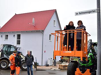 Ingrid Hofmann (l.) und Gisela Schulze-Bauer  haben das neue Straßenschild enthüllt. Foto: Petra Malbrich