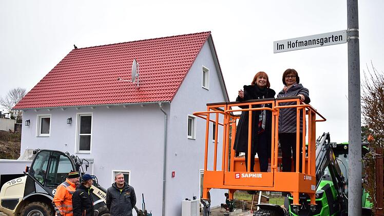 Ingrid Hofmann (l.) und Gisela Schulze-Bauer  haben das neue Straßenschild enthüllt. Foto: Petra Malbrich