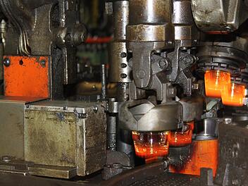 Die drei Glashütten im oberen Frankenwald benötigen so viel Strom wie die Städte Bayreuth, Bamberg und Coburg zusammen. Die Energiewende stellt die hiesige Glasindustrie daher vor einige Herausforderungen.  Foto: Archiv/Veronika Schadeck