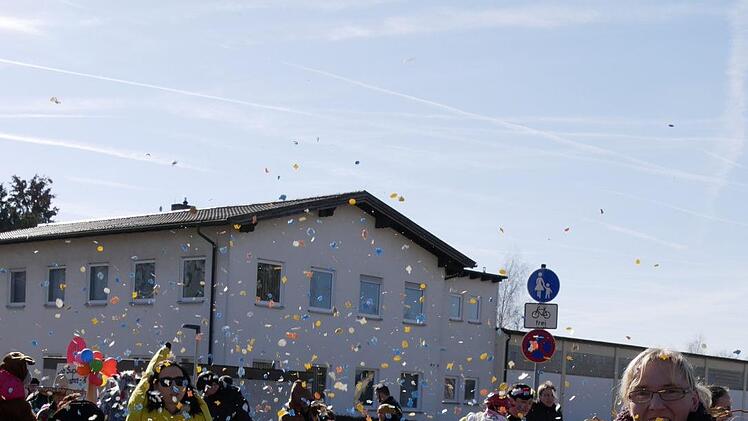 Wildenheid in Narrenhand - Impressionen vom Faschingsumzug im Neustadt Stadtteil. - Foto: Manja von Nida