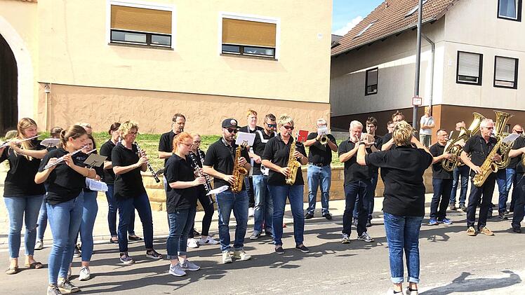 Schwungvoll und mit viel guter Laune waren die Musiker vom Musikverein aus Stettfeld in Baden angereist. Ihre breitgefächerte Musikauswahl war die ideale Einstimmung für ein gelungenes Fest.