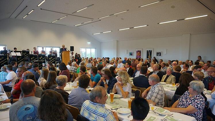 Haus für Alle - mit einem großen Fest wurde das neue  Dorfgemeinschaftshaus in Langenleiten der Öffentlichkeit übergeben.  Foto: Marion Eckert