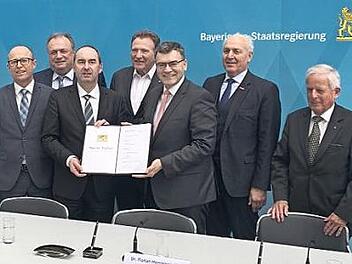 Walter Nussel (2. v. l.) war bei der Vertragsunterzeichnung dabei. Foto: p