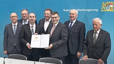 Walter Nussel (2. v. l.) war bei der Vertragsunterzeichnung dabei. Foto: p