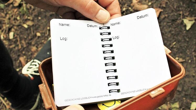 So sieht eine Geocaching-Schatztruhe von innen aus.