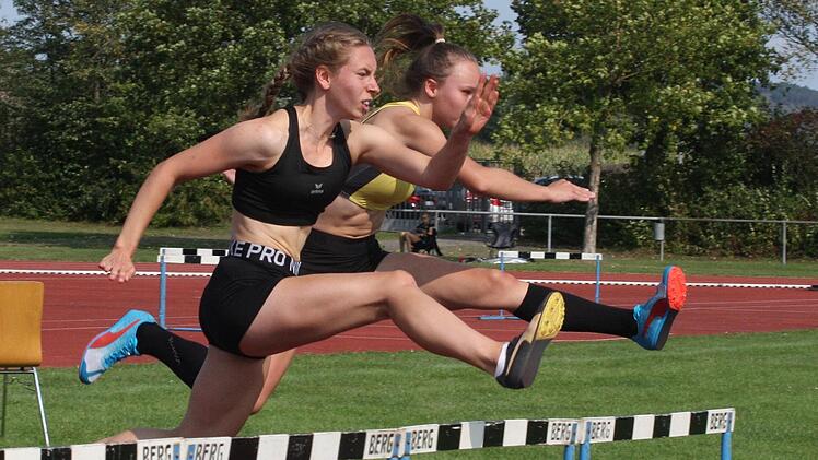 Elisa Eich (links) gewann den Siebenkampf der Jugend U18 und steht in der bayerischen Rangliste nun auf Rang zwei.  Foto: Reinhold Nürnberger
