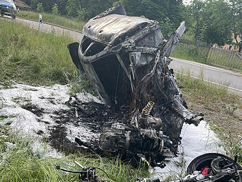 Sportwagen komplett ausgebrannt