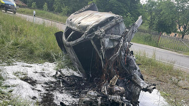 Sportwagen komplett ausgebrannt