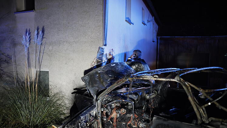 Unfall im Landkreis Führt: Auto fliegt in Hauswand und fängt zu brennen an