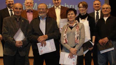 Geehrt wurden Erich Buhlheller (TV Haßfurt), Dirk Liebig (TV Ebern, Anette Hümmer (TV Obertheres), Günther Dietz (TV Hofheim) und Erich Buhlheller für 20-malige Teilnahme an der Sportabzeichenaktion, Katrin Herich (Haßfurt) und Herbert Roth (TV Obertheres) für 25, Wolfgang Hochrein (Hofheim) für 30, Wolfgang Sommer und Josef Hornung (Haßfurt) für 35, Helmut Olbort für 40 Mal Sportabzeichen.