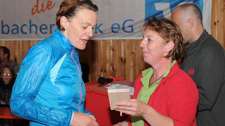 Feuerwehr-Vorsitzende Andrea Geißler (rechts) zeichnet die schnellste Mainleuserin Sibylle Marks aus ...