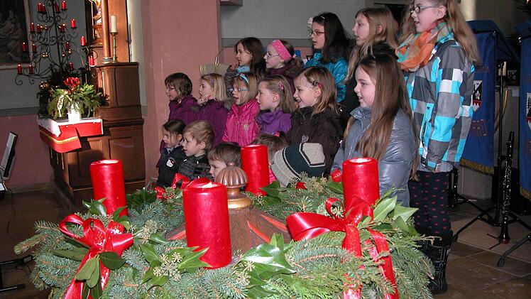 Der Kinderchor hat beim Adventskonzert auf die Weihnachtsfeiertage eingestimmt. Fotos: Ewald Kiesel