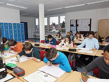 Die Klasse 8a mit ihrem Lehrer Gunnar Friese im neuen Zimmer. Fotos: Arkadius Guzy