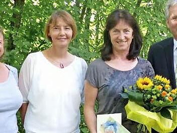 Ludmilla Schenker (Zweite von rechts) wurde von Bürgermeister Werner Diersch und ihren Kolleginnen der VHS, Tanja Thiel und Roswitha Duczmal-Keyssner, verabschiedet. Foto: Dieter Hübner