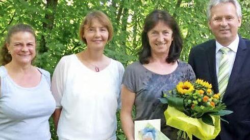 Ludmilla Schenker (Zweite von rechts) wurde von Bürgermeister Werner Diersch und ihren Kolleginnen der VHS, Tanja Thiel und Roswitha Duczmal-Keyssner, verabschiedet. Foto: Dieter Hübner