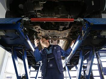 Michael Schäfer prüft in der Hans-Böckler-Straße das Fahrwerk eines Autos. Foto: Barbara Herbst