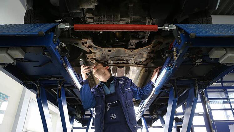 Michael Schäfer prüft in der Hans-Böckler-Straße das Fahrwerk eines Autos. Foto: Barbara Herbst