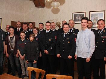 Alle wiedergewählten Verantwortlichen der Wehr und des Vereines, dazu Bürgermeister und Kreisleitung der Feuerwehren stellten sich mit den Neulingen zu einem Gruppenbild. Foto: Arnold Nöth