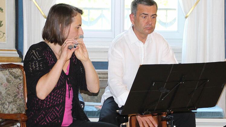 Regina Bußmann und Vladimir Sigarev sorgen für den musikalischen Rahmen.