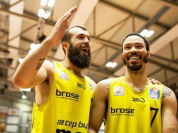 Bastian Doreth (links) und Sieggarant Kyan Anderson strahlen nach dem dritten Saisonsieg mit Medi Bayreuth um die Wette. Foto: Christoph Worsch