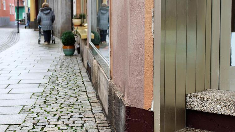 In der Ludwigstraße besitzen die meisten Geschäfte und Apotheken zwei, drei Treppenstufen. Für gehbehinderte Senioren oft ein Hindernis, über das sie nicht ohne Hilfe hinwegkommen. Foto: Julia Raab