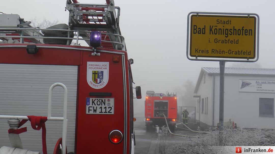 Lagerhallerhallenbrand hielt Feuerwehr in Atem - Großbrand fordert hohen Sachschaden