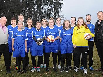 Sie trainieren schon fleißig, ab Sommer könnte es ernst werden: Der FC Dormitz spielt mit dem Gedanken, kommende Saison ein Frauenteam in den Spielbetrieb zu schicken. Die passenden Trikots hätten die Schützlinge von Trainer Michael Popp (oben, 2. v. re.) bereits. Links: Vorsitzender Reimund Derfuß, rechts: Bürgermeister Holger Bezold  Foto: Karl-Heinz Wirth