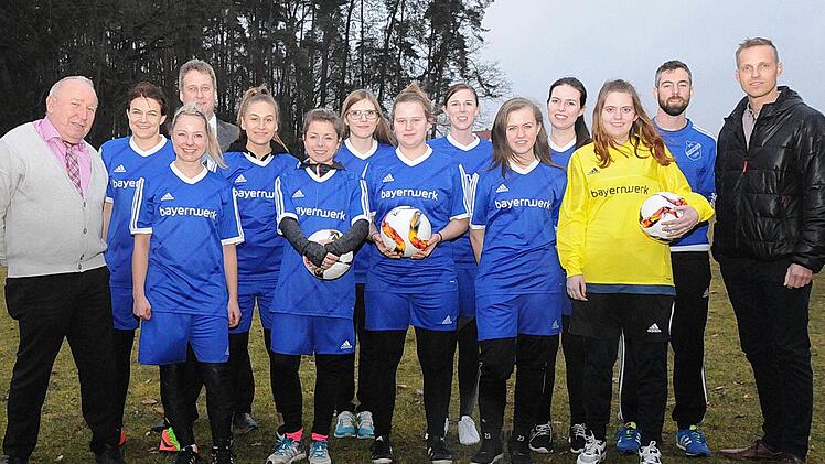 Sie trainieren schon fleißig, ab Sommer könnte es ernst werden: Der FC Dormitz spielt mit dem Gedanken, kommende Saison ein Frauenteam in den Spielbetrieb zu schicken. Die passenden Trikots hätten die Schützlinge von Trainer Michael Popp (oben, 2. v. re.) bereits. Links: Vorsitzender Reimund Derfuß, rechts: Bürgermeister Holger Bezold  Foto: Karl-Heinz Wirth
