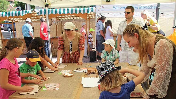 Die Burgfräuleins bei den Kinderspielen.Foto: Ralf Kestel