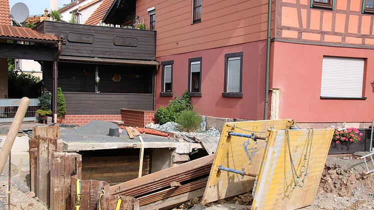 Der Hof der Familie Krug ist ebenfalls eine Baustelle. Hier verliefen die Aschach und der Mühlgraben, der nun zugeschüttet ist. Fotos: K. Kupka-Hahn