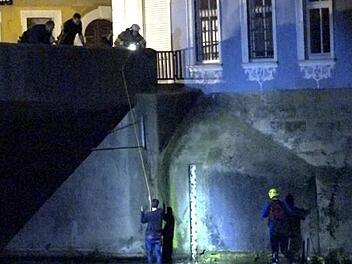 Rettungseinsatz in der Regnitz: Die Polizei Bamberg r&uuml;ckte in der Nacht von Montag auf Dienstag in die Innenstadt aus. Foto: Merzbach / NEWS5