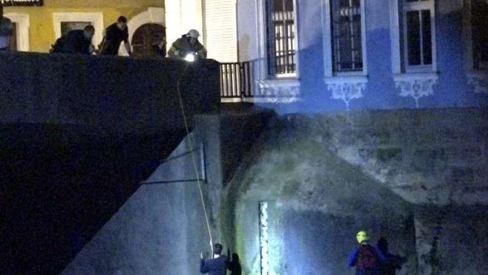 Rettungseinsatz in der Regnitz: Die Polizei Bamberg r&uuml;ckte in der Nacht von Montag auf Dienstag in die Innenstadt aus. Foto: Merzbach / NEWS5