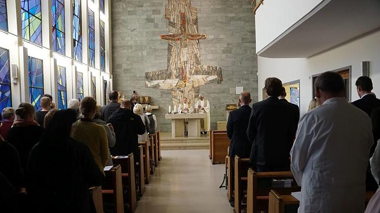 Die Jubil&auml;umsveranstaltung des Pflegezentrums St. Elisabeth im Malteser Waldkrankenhaus begann mit einem Dankgottesdienst in der hauseigenen Kapelle unter der Leitung von Generalvikar Monsignore Georg Kestel der Erzdi&ouml;zese Bamberg und von Pater John Adapoor, Klinikseelsorger. Pascale Ferry