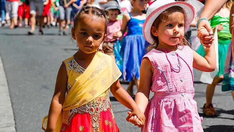 Die Stadt ist bunt und die Kinder sind alle unterschiedlich.