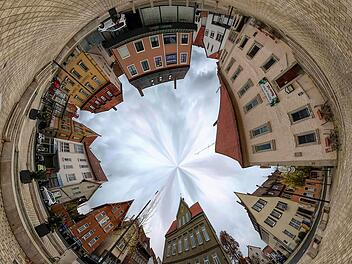 Auf Innenentwicklung setzt der Marktgemeinderat Maßbach. Deshalb  verlängerte er das Förderprogramm der Allianz Schweinfurter Oberland. Die  Entscheidung über das Förderprogramm "Innen statt Außen" des Freistaates  wurde dagegen vertagt. Unser Rundum-Bild zeigt den Marktplatz mit dem  Rathaus.  Dieter Britz