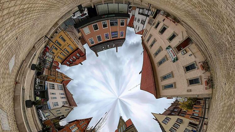 Auf Innenentwicklung setzt der Marktgemeinderat Maßbach. Deshalb  verlängerte er das Förderprogramm der Allianz Schweinfurter Oberland. Die  Entscheidung über das Förderprogramm "Innen statt Außen" des Freistaates  wurde dagegen vertagt. Unser Rundum-Bild zeigt den Marktplatz mit dem  Rathaus.  Dieter Britz