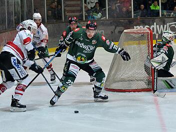 In Sonthofen stand die Defensive der Alligators ziemlich unter Beschuss. In unserem Bild ist Jari Neugebauer (Mitte) im Kampf um den Puck zu sehen. Foto: Picturedreams, Archiv