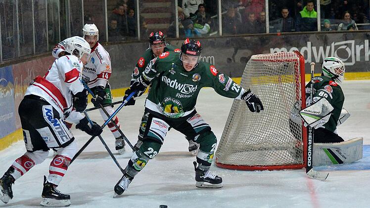 In Sonthofen stand die Defensive der Alligators ziemlich unter Beschuss. In unserem Bild ist Jari Neugebauer (Mitte) im Kampf um den Puck zu sehen. Foto: Picturedreams, Archiv